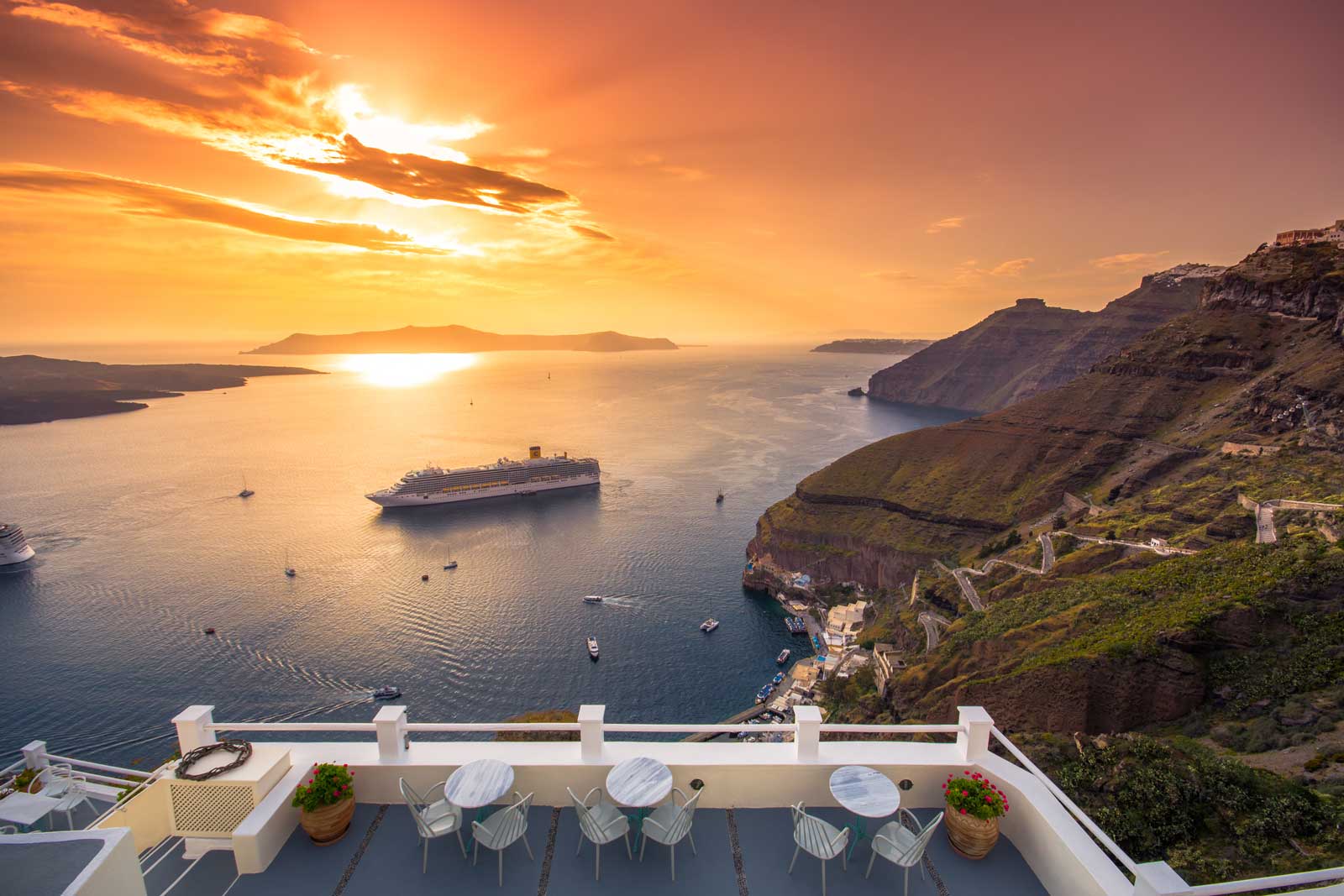 cruise-ship-santorini